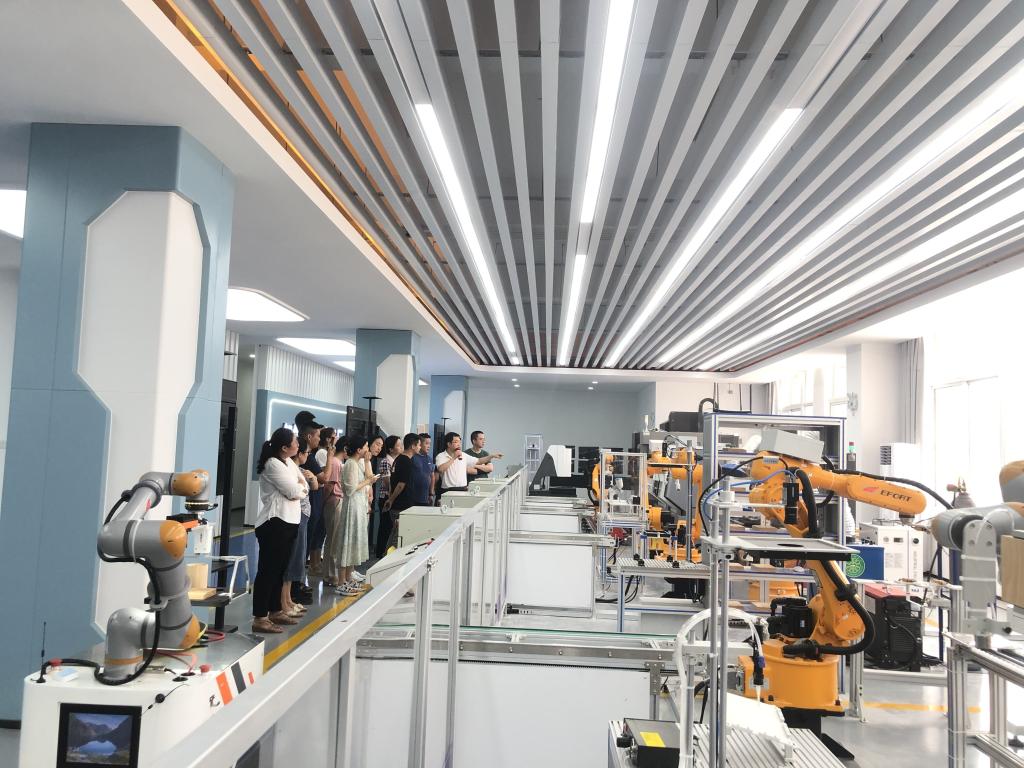 智能融合，賦能未來 學(xué)校圓滿完成智能制造創(chuàng)新工廠系統(tǒng)集成與應(yīng)用師資培訓(xùn)